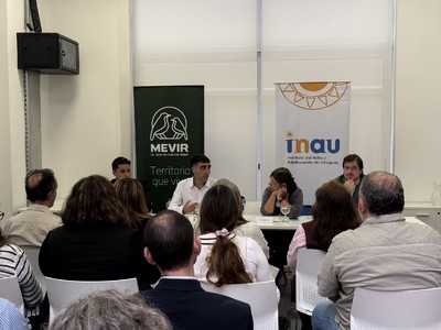 Manos juntas en el territorio